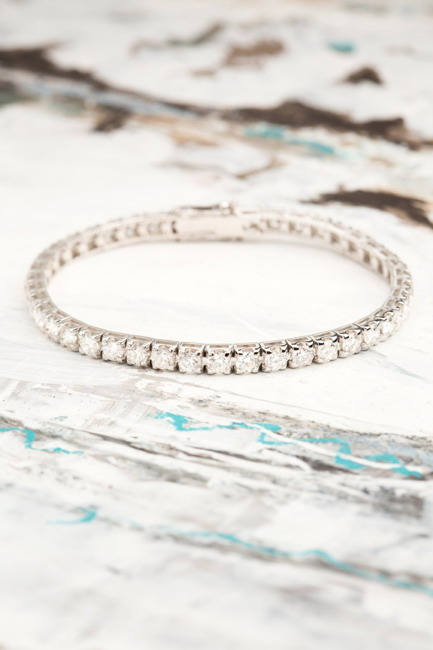 Bracelet «tennis», gold and diamonds. Several sizes and weights of diamonds are possible.