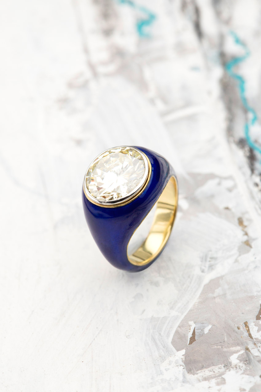 Ring, blue enamel and diamond 3.80 cts